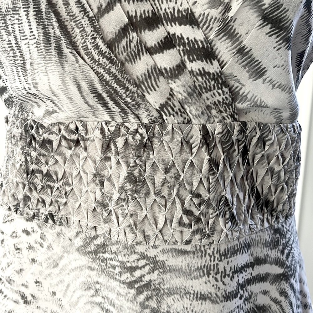 Banana Republic Animal Print Gray Lined Sleeveless VNeck& Back Side Zip Blouse 4 - Picture 6 of 10